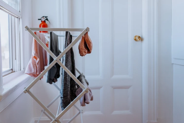 How to dry clothes indoors without creating condensation